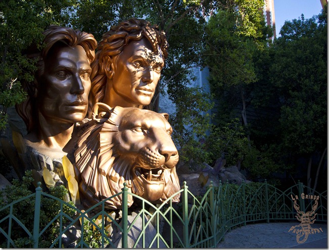 Siegfreid and Roy Statue in front of the Mirage casino - Las Vegas