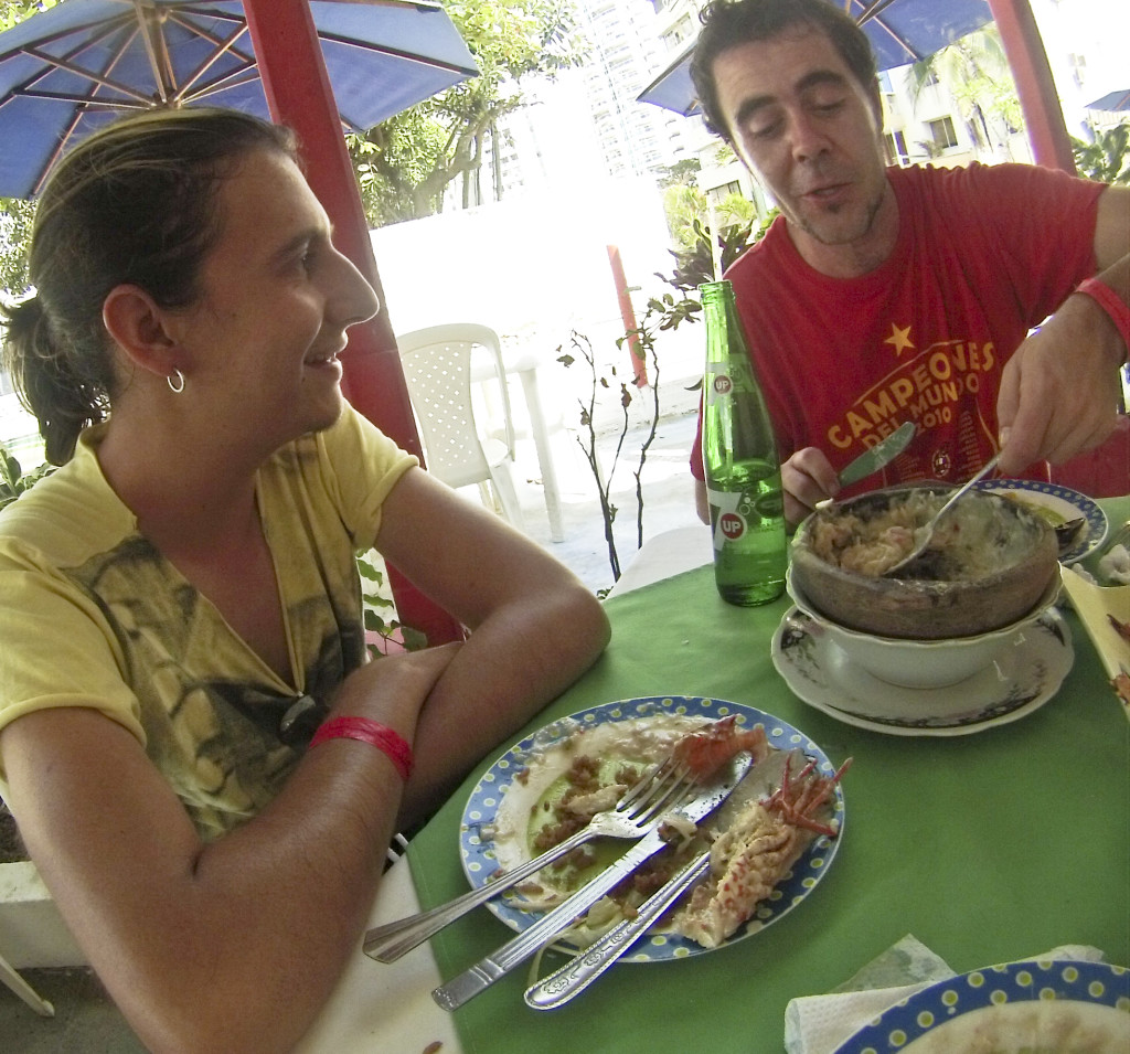 2 guys as fish restaurant, 2 guys at green table eating seafood, colombia, cartagena